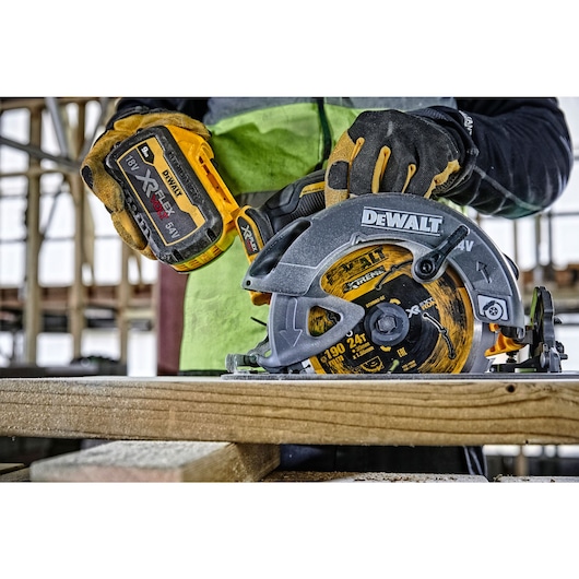 DeWalt DCS578N-XJ 54Volt Cordless Circular Saw 190mm Blade