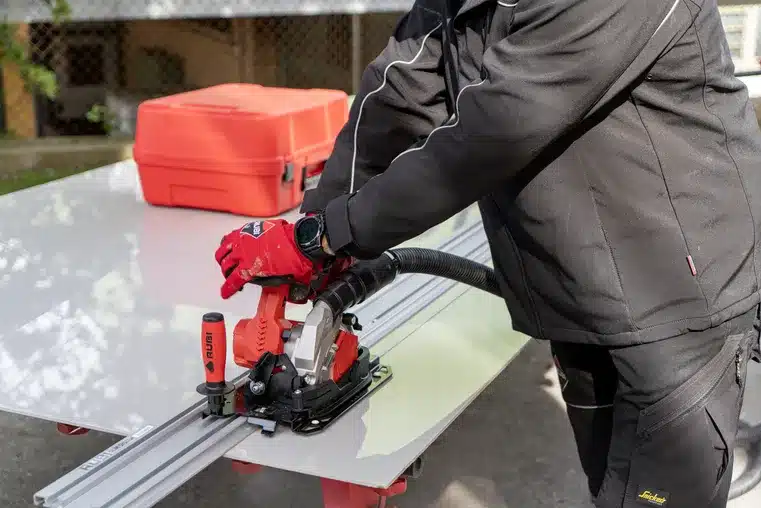 Designed for cutting large-format ceramic, tile, natural stone and sintered stone Suitable for both dry and wet cutting 18V CAS cordless system with 5.2Ah battery compatibility Brushless motor for durability, low maintenance and consistent performance 5-speed settings from 5,000 to 8,500 rpm Tilting head from 0° to 45° for straight, mitre and groove cuts Combined water feed and dust extraction system Compatible with Ø125 mm and Ø115 mm cutting discs Maximum cutting depth: 22 mm straight / 15 mm mitre with Ø125 mm disc Ergonomic bi-material main handle with secondary handle Up to 10 m cutting capacity per charge on 10 mm porcelain tile at high speed