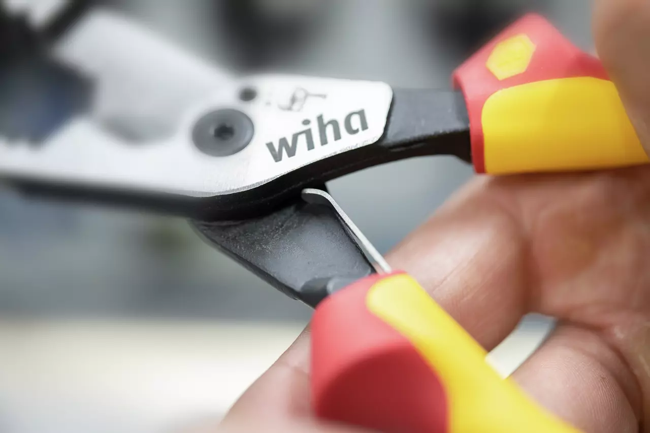 Wiha 45705 8 in 1 Pliers Snips ideal for electricians